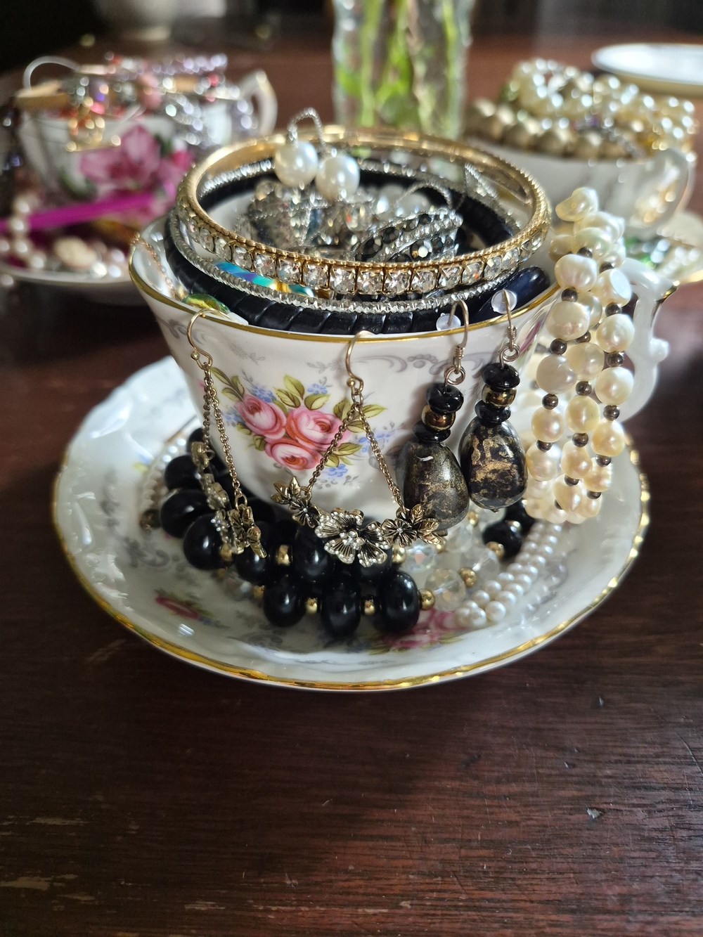 Elegant Mixed-Metal and Pearl Women’s Jewelry Cup - Black, Gold, White